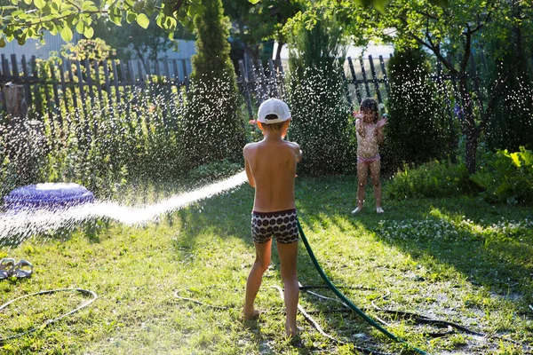 Glückliche Kinder Bruder Und Schwester Spielen Mit Gartenschlauch Und Haben — Stockfoto