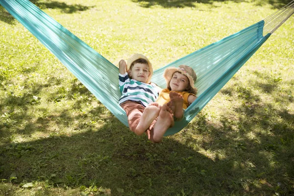 Zwei Kinder Schaukeln Einer Hängematte Einem Sommerpark Oder Garten — Stockfoto