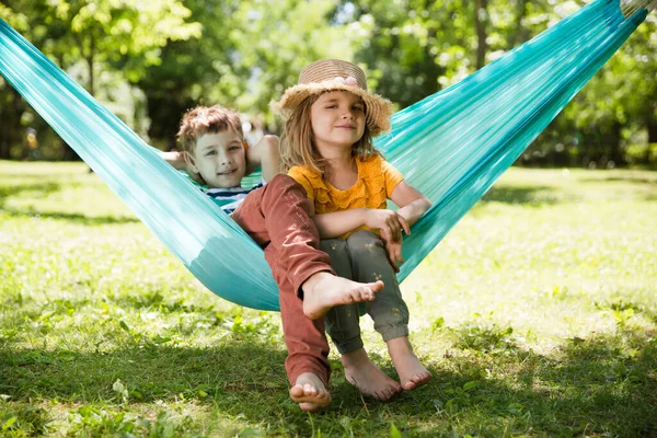 Dos Niños Balancean Una Hamaca Parque Jardín Verano —  Fotos de Stock