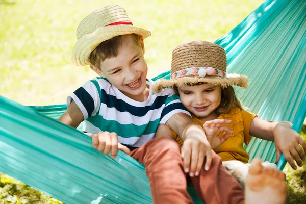 Zwei Kinder Schaukeln Einer Hängematte Einem Sommerpark Oder Garten — Stockfoto