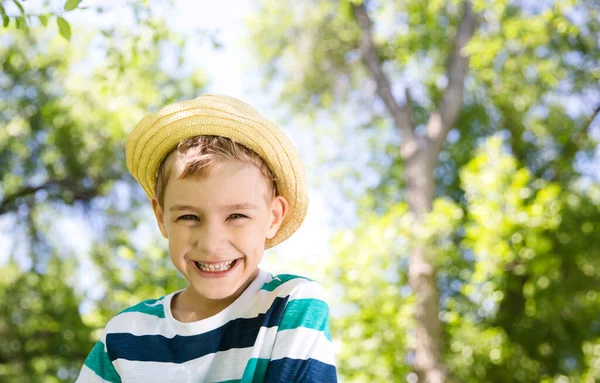 Chlapec Slamáku Létě Přírodě Usmívá Letní Prázdniny — Stock fotografie