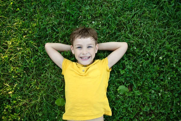 Feliz Niño Sonriente Acostado Hierba Verde Aire Libre Verano —  Fotos de Stock