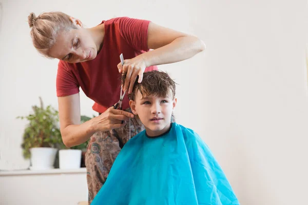 Mom Does Hairstyle Cuts Hair Child Son Home Social Distancing — Stock Photo, Image
