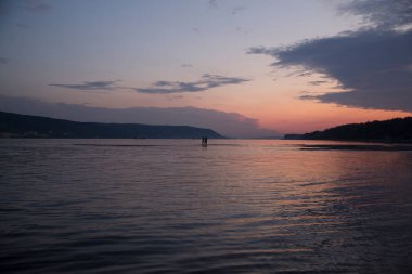 Gölün üzerinde güzel bir gün batımı