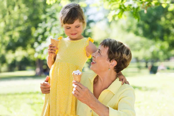 Porträt Eines Süßen Kleinen Mädchens Mit Großmutter — Stockfoto