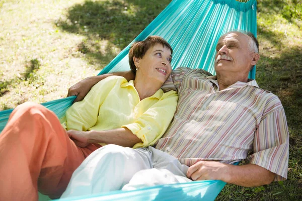 Feliz Pareja Ancianos Descansan Una Hamaca Parque Verano Jardín Concepto — Foto de Stock