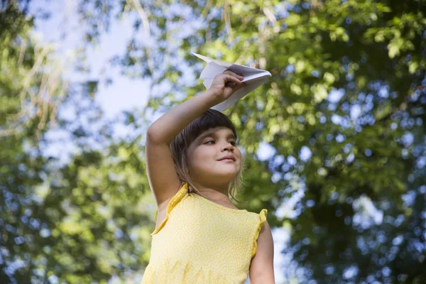 Adorable Niña Volar Aviones Papel Aire Libre Soleado Día Verano —  Fotos de Stock