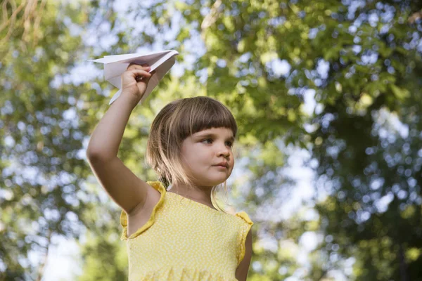 Adorable Niña Volar Aviones Papel Aire Libre Soleado Día Verano —  Fotos de Stock