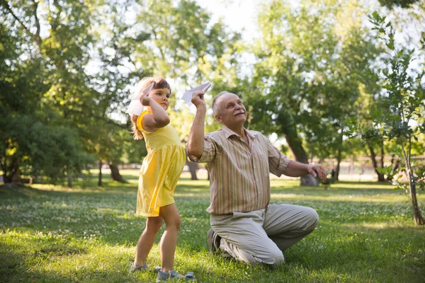 Abuelo Niño Vuelan Aviones Papel Divierten Juntos Parque Vacaciones Verano — Foto de Stock