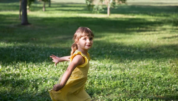 Niña Vestido Amarillo Jugando Parque —  Fotos de Stock