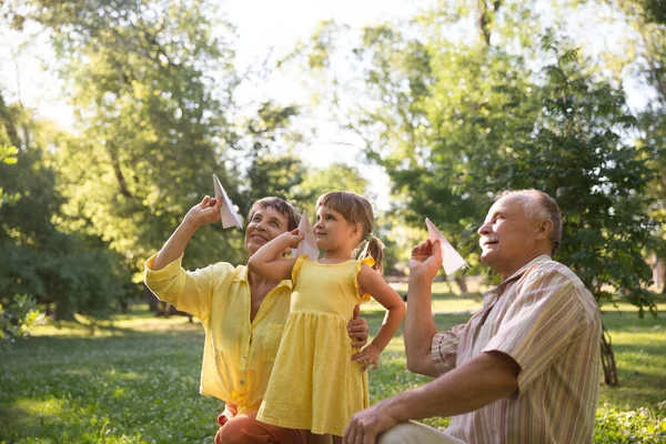 Abuelos Niña Volar Aviones Papel Divertirse Juntos Parque Vacaciones Verano —  Fotos de Stock