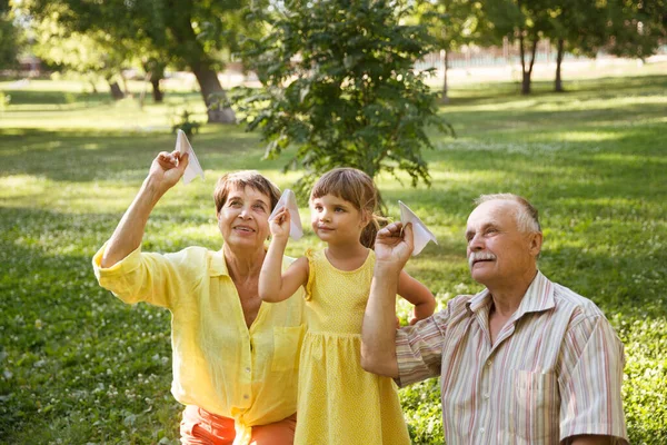 Abuelos Niña Volar Aviones Papel Divertirse Juntos Parque Vacaciones Verano —  Fotos de Stock