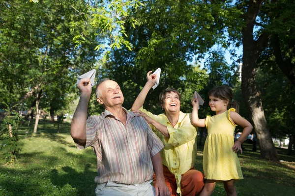 Abuelos Niña Volar Aviones Papel Divertirse Juntos Parque Vacaciones Verano —  Fotos de Stock