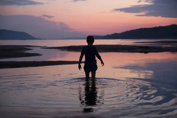 Silhouet Van Een Jongen Het Strand — Stockfoto