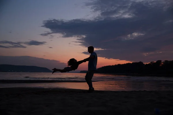 Silhouette Des Vaters Der Mit Tochter Strand Spielt — Stockfoto
