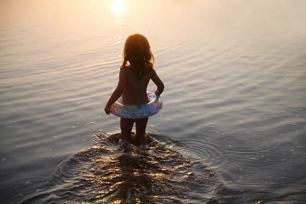 Niedliche Kleine Spielen Meer Während Des Sonnenuntergangs — Stockfoto