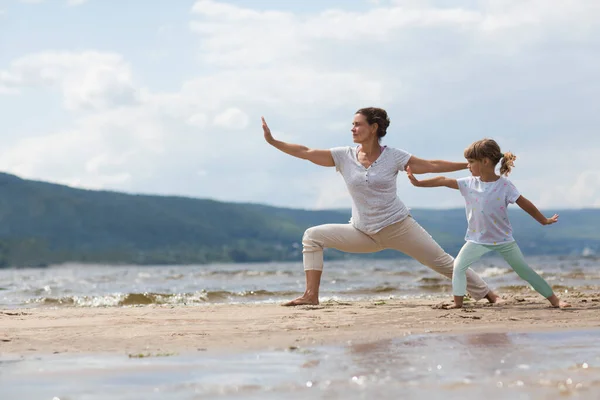 Mamá Hija Practican Yoga Playa Familia Haciendo Ejercicio Juntos Aire —  Fotos de Stock
