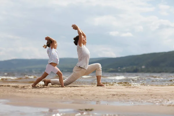 Мама Дочь Занимаются Йогой Пляже Семейные Упражнения Вместе Открытом Воздухе — стоковое фото