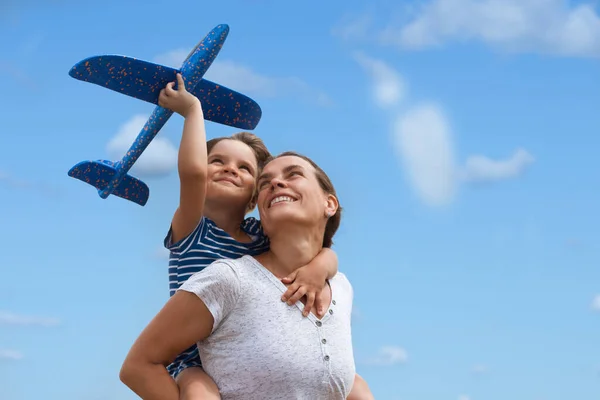 Glückliche Mutter Und Sohn Spielen Mit Flugzeug Spielzeug — Stockfoto