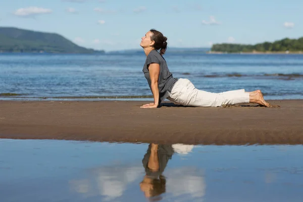 Mujer Haciendo Estiramiento Yoga Playa Estilo Vida Saludable Deportivo — Foto de Stock