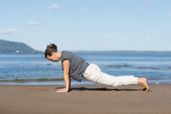 Mujer Haciendo Estiramiento Yoga Playa Estilo Vida Saludable Deportivo — Foto de Stock