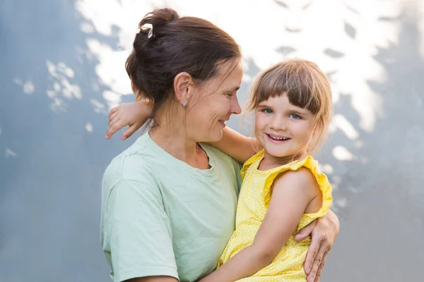 Дочь Обнимает Свою Маму Mother Day Concept — стоковое фото