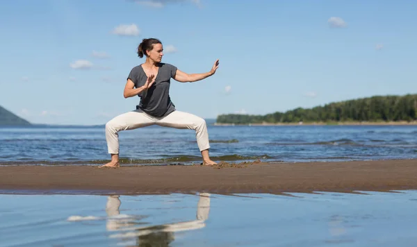 Kvinna Praticing Tai Chi Chuan Stranden Kinesisk Ledning Skicklighet Energi Stockbild