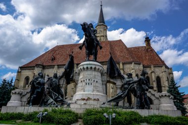 Cluj Napoca - heykel, Mathias Rex (Matyas Kiraly veya Matei Corvin) ve Ortaçağ Gotik Saint Michael Church.