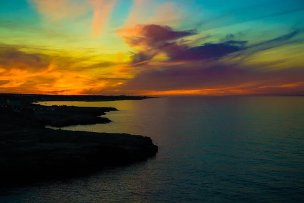 Belo pôr-do-sol no mar. Mar e rochas. Verão em Polignano A Mare, Bari, Puglia, Itália . — Fotografia de Stock