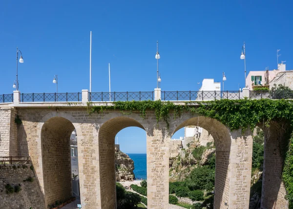 Güzel eski Polignano a Mare, İtalya köprü. İçinde belgili tanımlık geçmiş güzel deniz