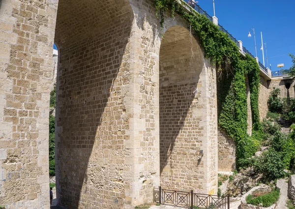 Güzel eski köprü Polignano a Mare, İtalya.
