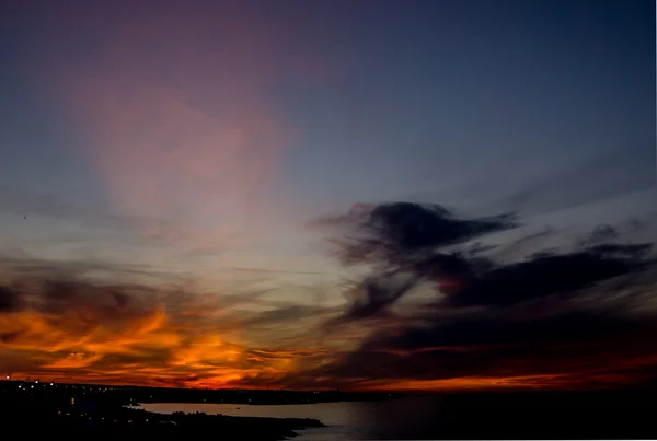 Deniz kenarındaki güzel gün batımı. Deniz ve kayalar. Yaz aylarında Polignano A Mare, Bari, Puglia bölgesinde, İtalya.