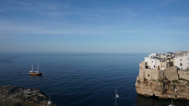 美丽的间隔拍摄视频的大海和岩石。Polignano 一匹母马意大利. — 图库视频影像