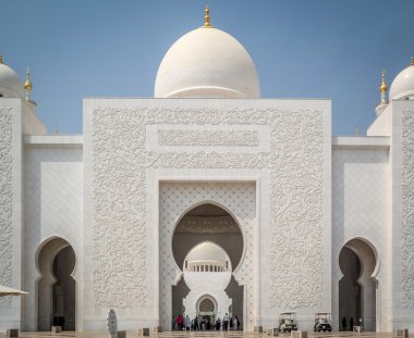 2014 15 Eylül. Abu Dhabi, Birleşik Arap Emirlikleri. Abu Dabi Ulu Camii ziyaret etti. Güzel bir güneşli gün. Muhteşem mimarisi. Büyük Sheik Zayed Camisi