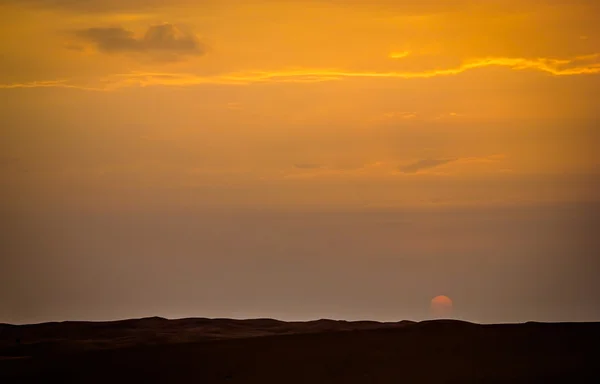 Belo pôr do sol no deserto — Fotografia de Stock