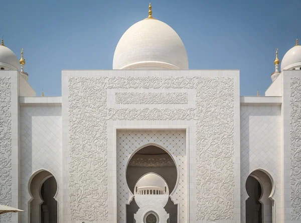 Abu Dabi Ulu Camii ziyaret etti. Güzel bir güneşli gün. Muhteşem mimarisi. Büyük Sheik Zayed Camisi