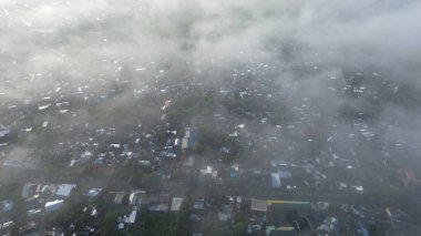 Yoğun şehir manzarasının gizemli kuş bakışı atmosferik sisle kaplı. Kirlilik, iklim ya da sakin bir sabah kavramı.