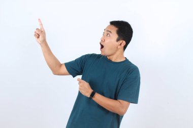 Vay canına! Heyecanlı Asyalı genç bir adamın inanılmaz bir şeyi gösteren portresi. Yeni bir fikir, şok edici bir haber ya da harika bir satış duyurusu..