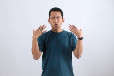 Yüksek ateşten muzdarip stresli bir adamın portresi. Tiksinmenin komik ifadesi, çok sıcak hissetmek ya da kötü kokan bir şey koklamak..