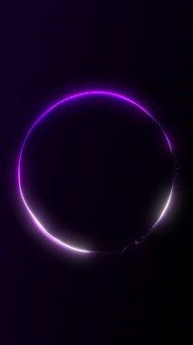 Pürüzsüz dairesel bir yay oluşturan parıldayan parçacıklardan oluşan beyaz-mor parlayan enerji halkası. Zarif fütüristik ışıklandırma ve minimum dijital akışla soyut neon hareketini temizle.