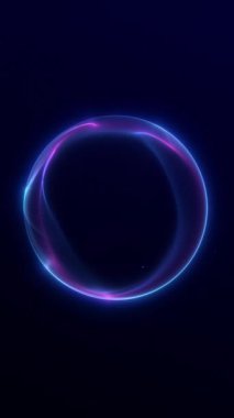 Karanlık bir bilim kurgu arka planında parıldayan mor ve mavi neon ışık dalgaları olan fütürist enerji küresi. Kusursuz 4K 60fps döngüsü.
