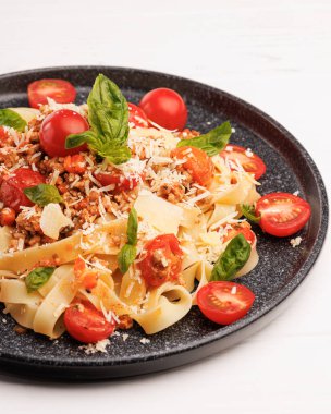 Fesleğenli, domatesli ve parmesanlı bolonez eriştesi. 