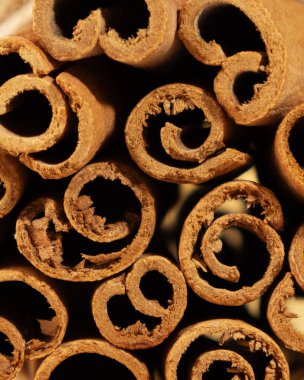 Tüm sayfa boyunca tarçın çubukları.