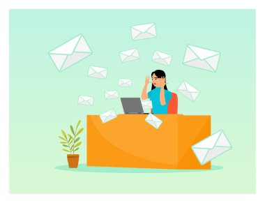 Spam konsepti. İşteki bir kadının dizüstü bilgisayarında aldığı e-postalar kafasını karıştırıyor. Hacklenmiş..