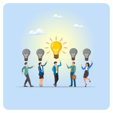 Takım çalışması ve parlak fikirler konsepti. İş adamları yaratıcılığı ve işbirliğini kutluyor. Dev bir merkezi ampul, çığır açan bir fikri simgeliyor..