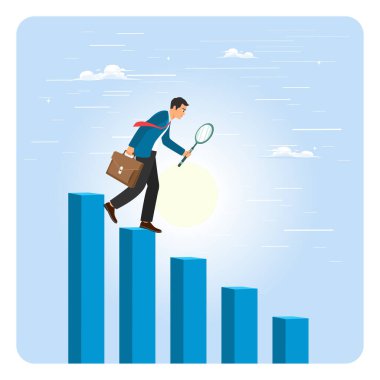 Finansal kriz konsepti. Bir iş adamı uzun mavi çubuklara tırmanır, bir evrak çantası taşır ve büyüteç kullanarak düşen çubuk grafik ve grafiğini analiz eder..
