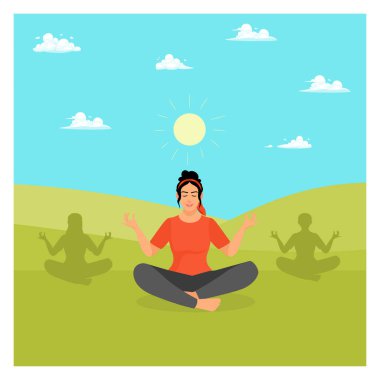 Park yoga konsepti. Çimenli bir tepede, mavi gökyüzünün altında kırmızı bir tişörtle oturmuş meditasyon yapan bir kadın..