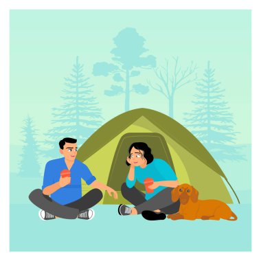 Kamp izni konsepti. İki arkadaş ormanda yeşil bir çadırda oturmuş köpekleri yakınlarda yatarken dondurmalarını paylaşıyor ve sohbet ediyorlar. Rahat, rahat bir kamp anı..