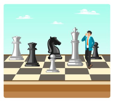 Büyük satranç taşlarıyla çevrili kareli bir tahtada düşünen bir iş adamı. Profesyonel hayatta stratejiyi, planı ve karar vermeyi sembolize eder. Stratejik iş planlama kavramı.
