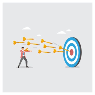 İşadamı hedefine ulaşmayı, odaklanmayı, stratejiyi ve hedefi sembolize eden büyük bir hedefe doğru ok atıyor. İş geliştirmede kararlılık, hassasiyet ve rekabetçi dürtü taşır. İş konsepti.
